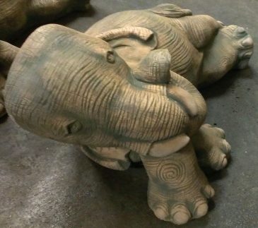 Liegender Elefant aus Sandsteinguss