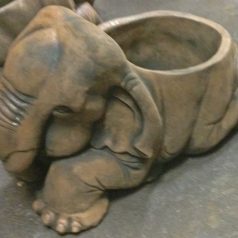 Elefant als Pflanztopf aus Sandsteinguss