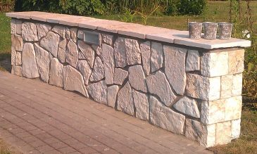 Polygonale Mauerverblender rustikal aus Naturstein