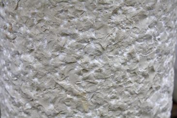 Detail handbehauene Säule aus Naturstein