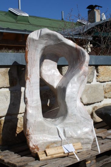 Skulpturstein Quellstein Wasserspiel Ozeanfindling
