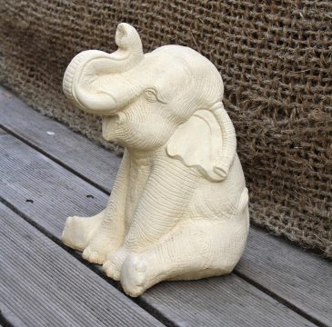 Sitzender Elefant als Gartenfigur