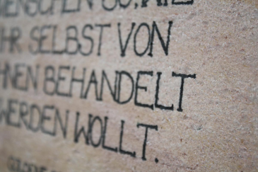 Detail Spruchtafel aus Stein Zitat Goldene Regel