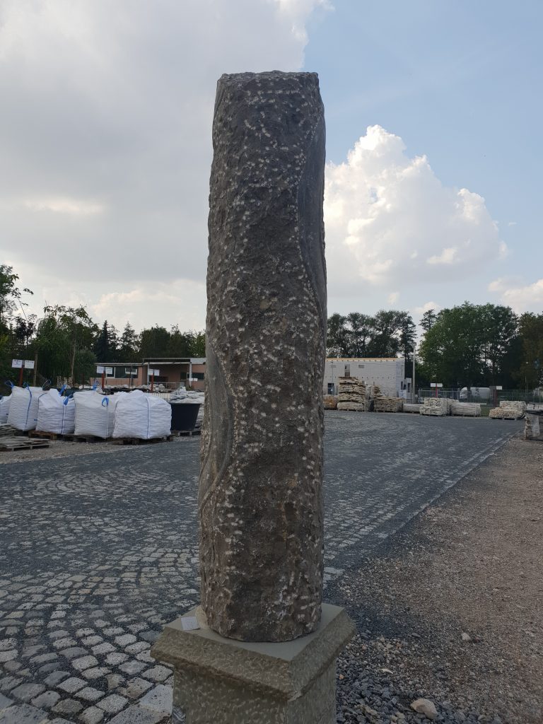 Portal Säule Torsäule aus Basalt - Naturstein Centrum LPM