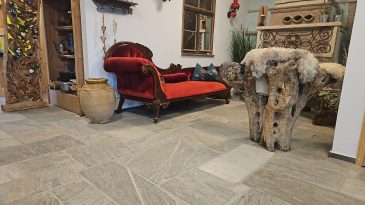 Natursteinplatten für drinnen und draußen im wilden Verband