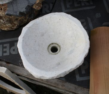 waschbecken-rund-klein-kalkstein