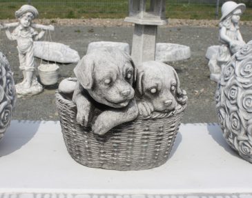 Hunde im Korb als Pflanzschale Deko Betonfigur