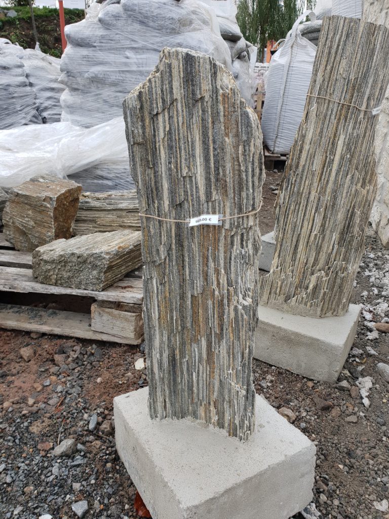 Gneis Glimmerstein Holzstein Findling mit Standfuß zum einfachen
