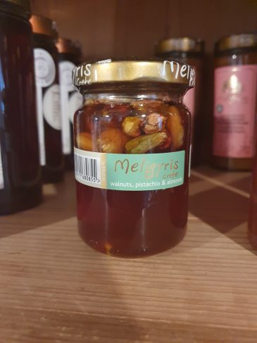 Honig mit Pistazien Mandel und Walnüssen
