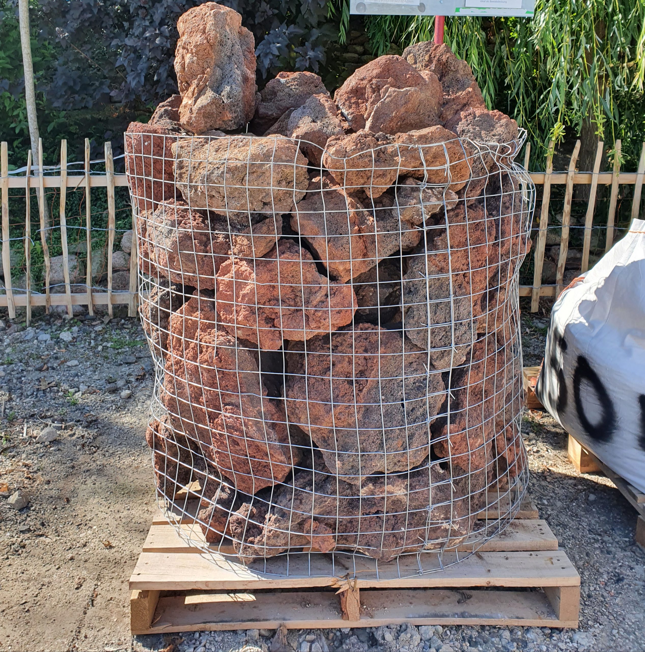 Lavabrocken ca. 30 – 50cm, Preis für 400kg in Gitterbox