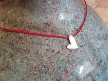 Halskette Herz mit roter Kordel