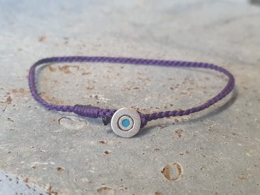 verstellbares lilafarbenes Armband aus geflochtener Kordel mit silbernem Bösen Auge