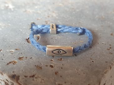 Ring aus Silber und blauer Kordel mit Augen Motiv