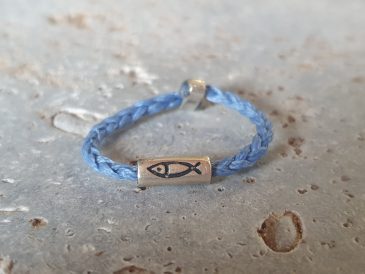 Ring aus Silber und blauer Kordel mit Fisch Motiv