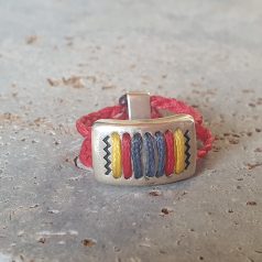 Ring aus geflochtenem roten Kord und Silberapplikation