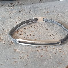 Armband aus grauem geflochtenen Kordband mit Silberreif