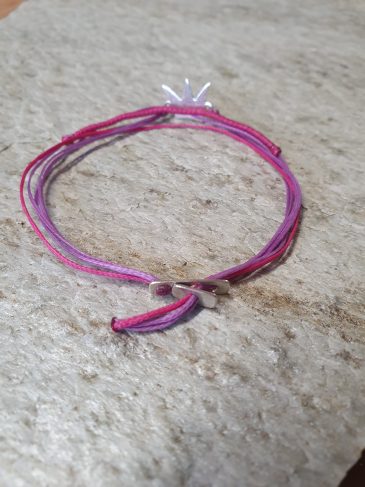 Pinkes Armband mit silberner Krone Verschluss
