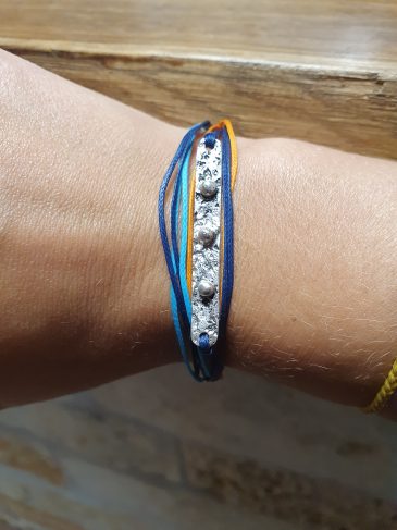 Handgefertigtes buntes Armband mit Nieten aus Silber