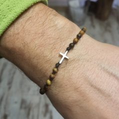 Armband mit Kreuz aus Halbedelsteinen und mit Makramee verziert