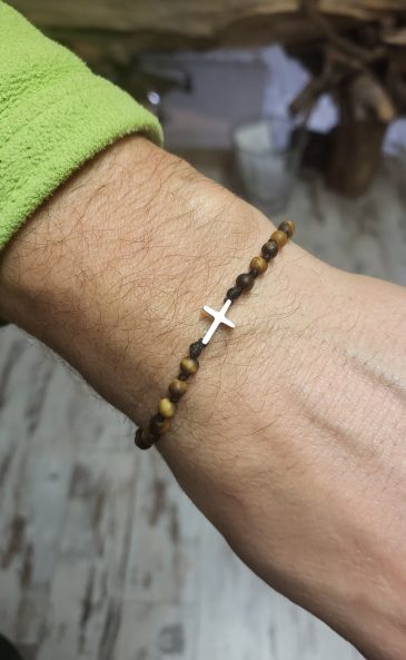 Armband mit Kreuz aus Halbedelsteinen und mit Makramee verziert