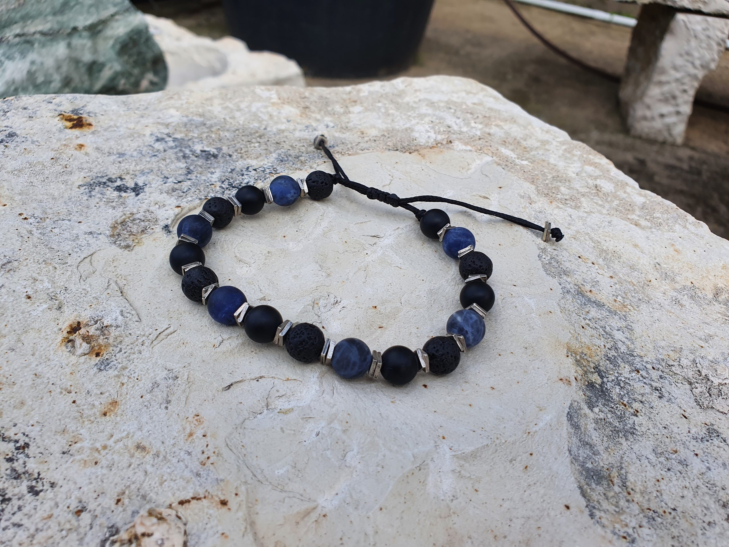 armband-perlen-dunkelblau-lava Armband mit Perlen aus Onyx, Sodalith und Lava