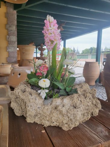 Pflanzschale Tuffstein mit Kunststoff Blumen Deko