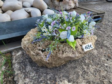 Tuffstein Pflanzschale mit Kunststoff Blumen