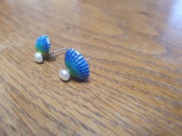 Ohrstecker Muschel blau grün mit Perle