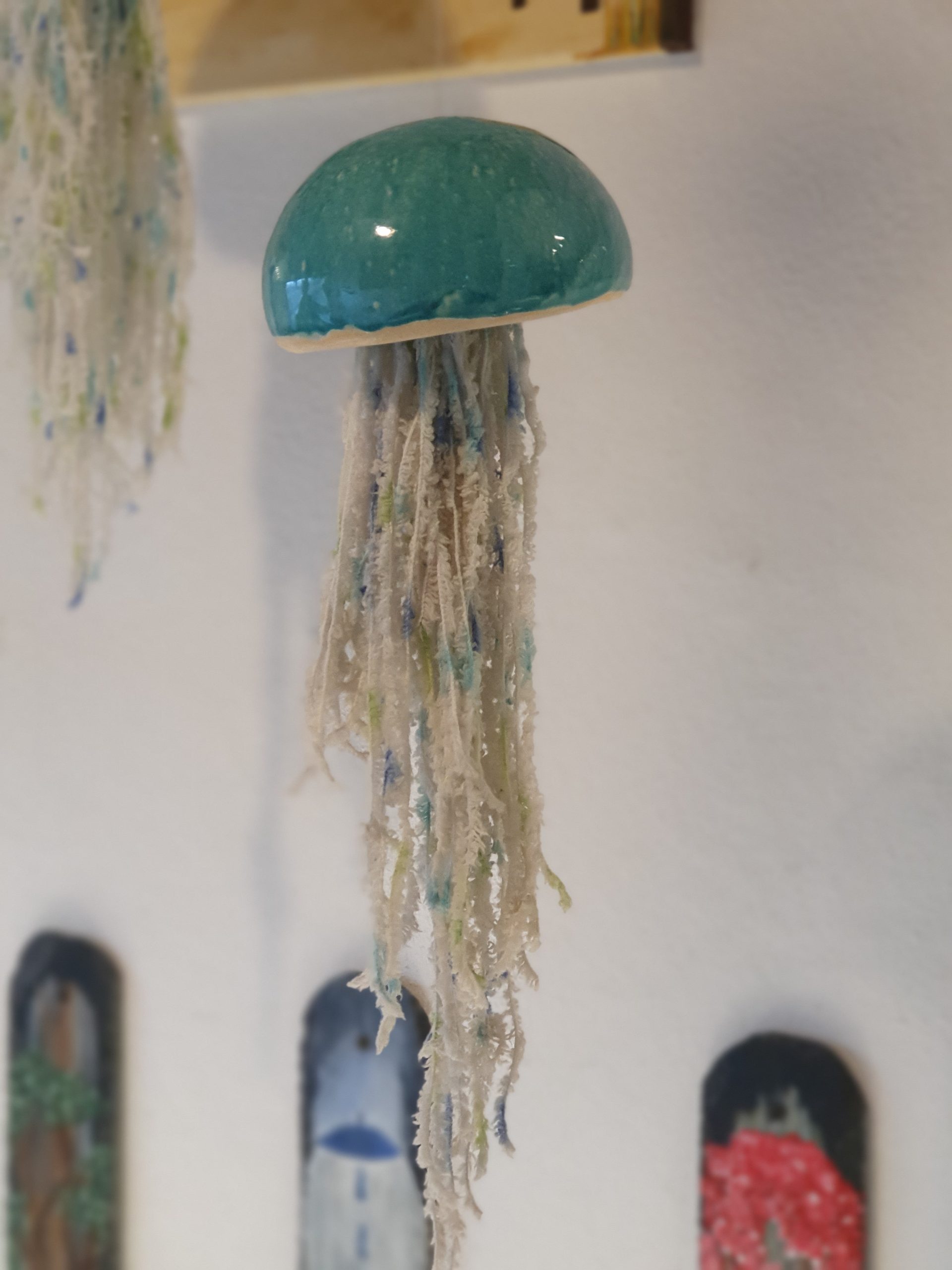 Qualle aus Keramik türkis mit weiß bunten Fäden Naturstein Centrum LPM