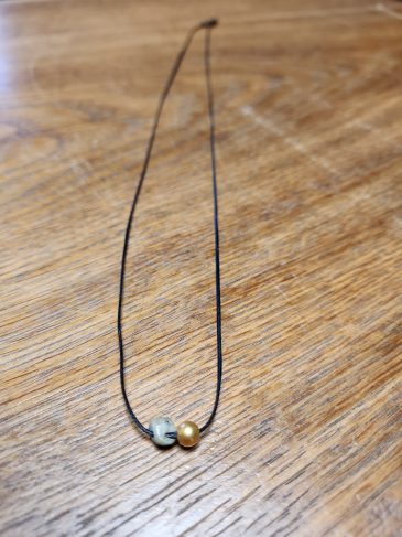 minimalistische Halskette vergoldete Kugel und kleinem Naturstein