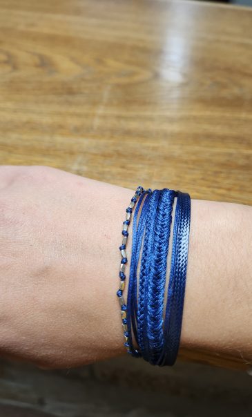 Armband dunkelblau mit mehreren Bändern