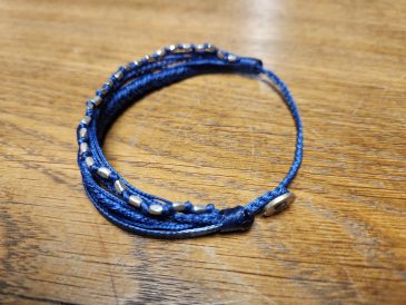 Armband dunkelblau mit mehreren Bändern