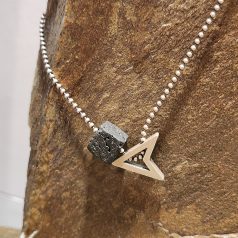 Halskette mit Pfeil aus Silber mit Lava Würfel