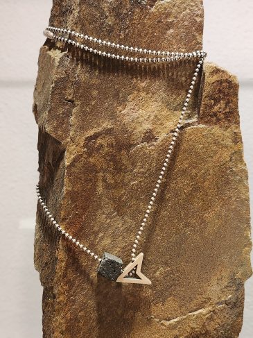 Halskette mit Pfeil aus Silber und Lava Würfel