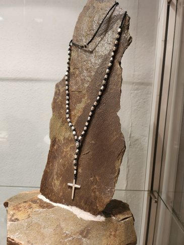Halskette mit Kreuz aus Silber