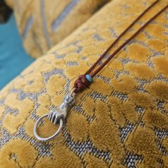 Bordeaux Halskette mit Glückshand und Ring