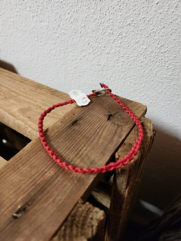 Handgefertigtes Fusskettchen geknüpftes Band rot Fussband
