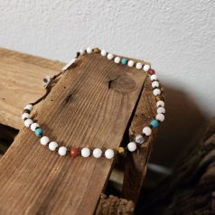 Handgefertigtes Fusskettchen mit kleinen bunten Perlen Fussband