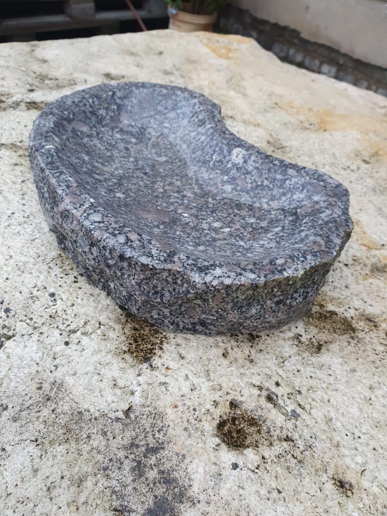 Vogeltränke Granit grau nierenförmig