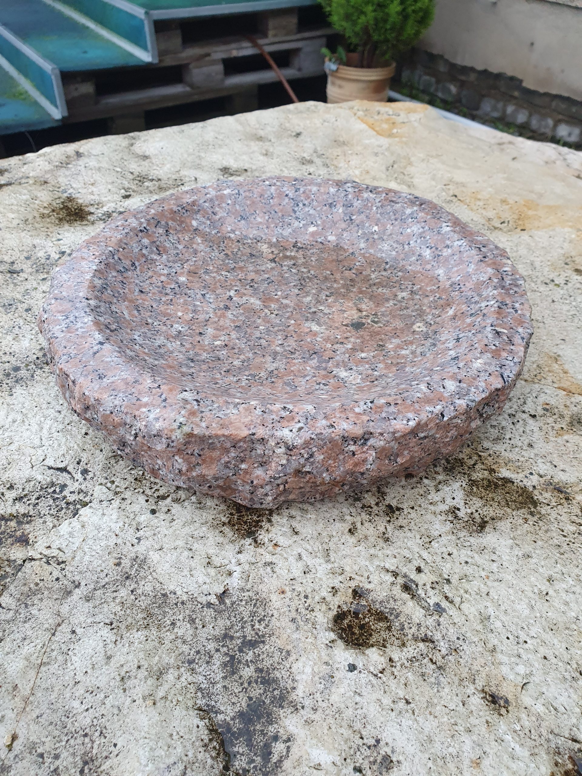 vogeltraenke-obstschale-rot-granit Vogeltränke Granit rot