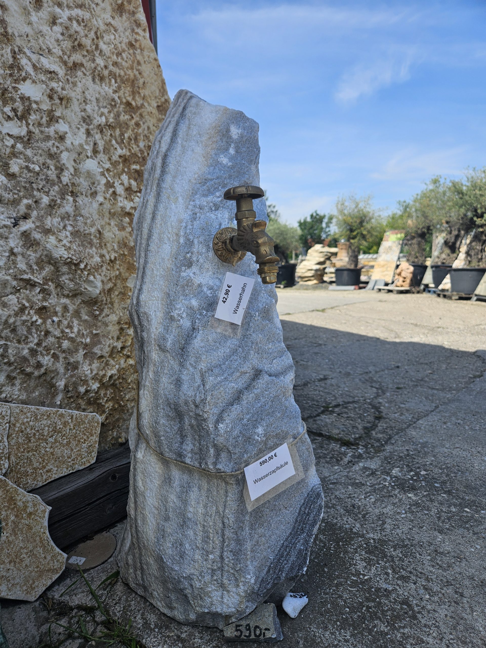 zapfsäule-wassersäule-stein-schwarz-weiss-grau Zapfsäule Wasser Versorgungssäule
