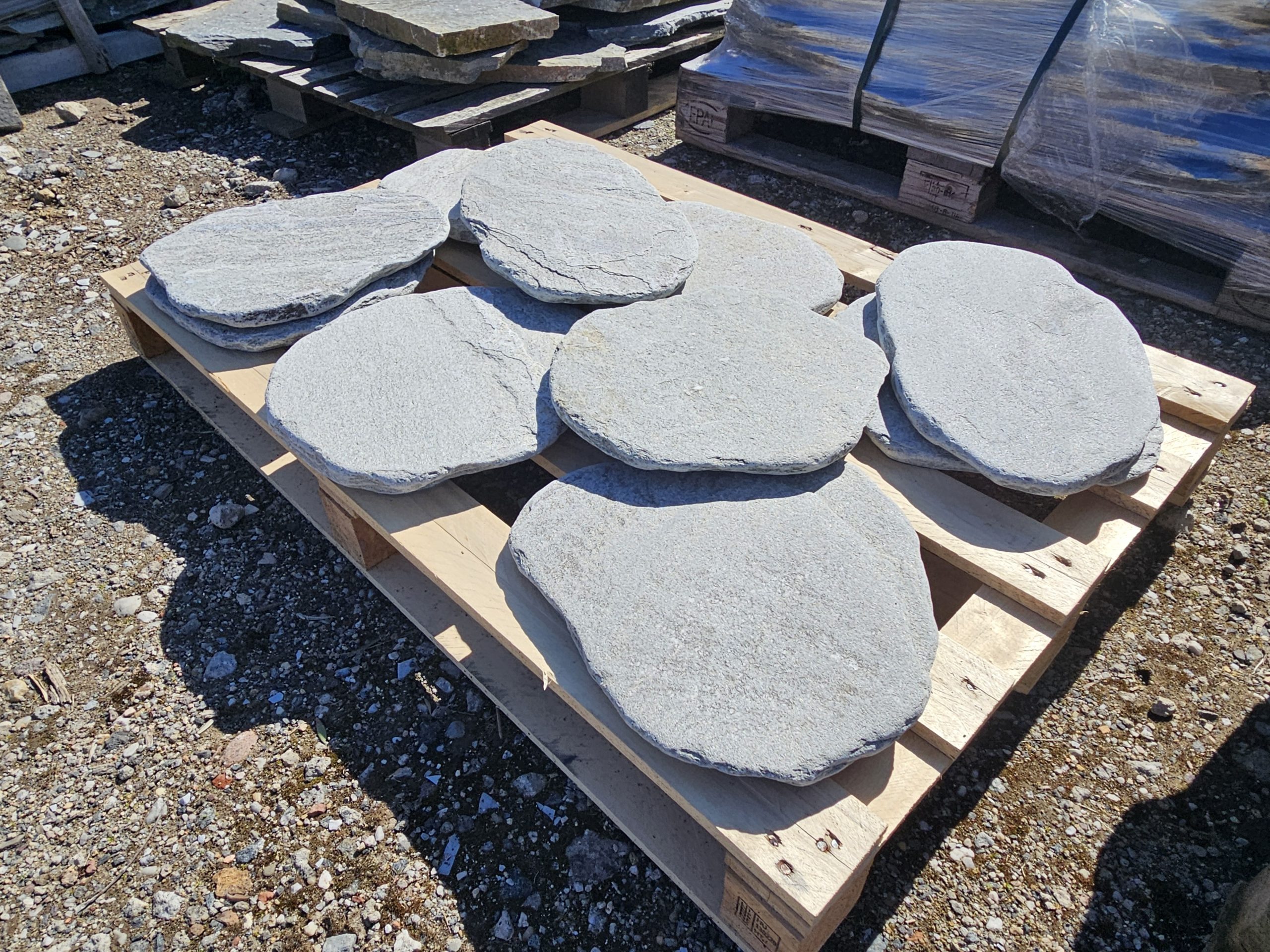 trittplatten-getrommelt-naturstein-grau Graue getrommelte Trittplatten