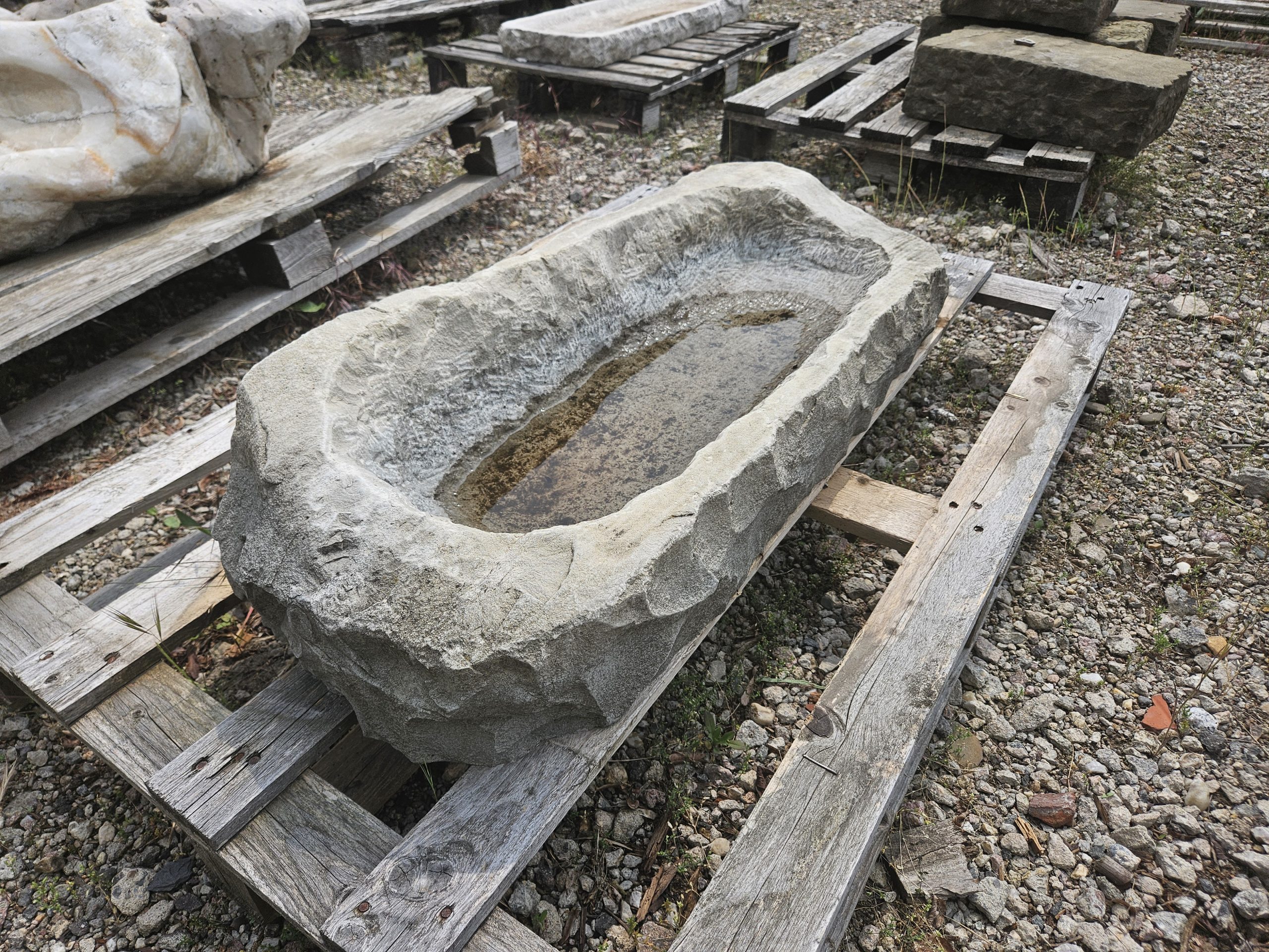 wasserbecken-sandstein-rustikal Rustikales Wasserbecken aus Sandstein
