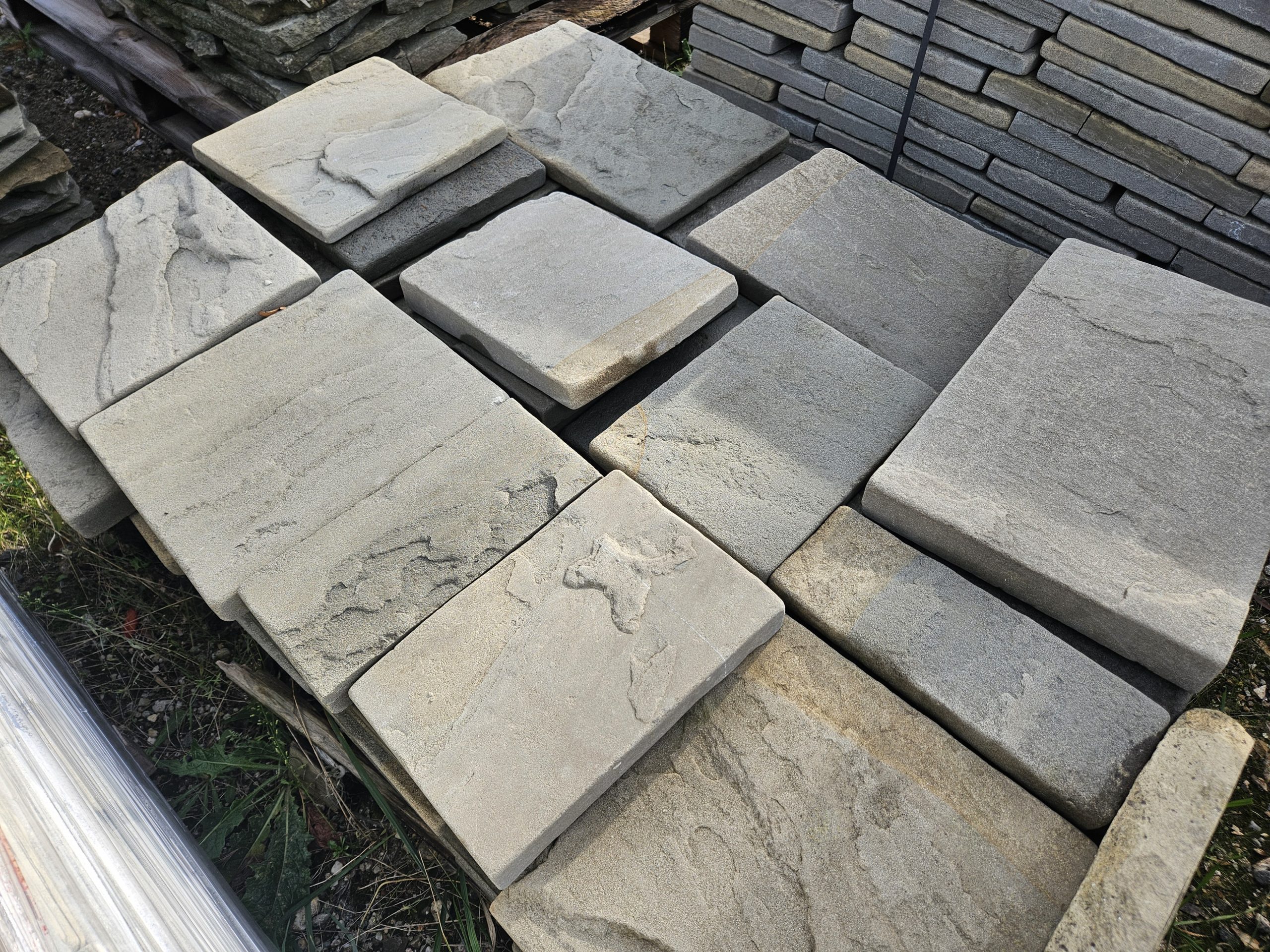 sandstein-platten-naturstein-braun-grau-gruen Terrassenplatten Sandstein grün blau braun