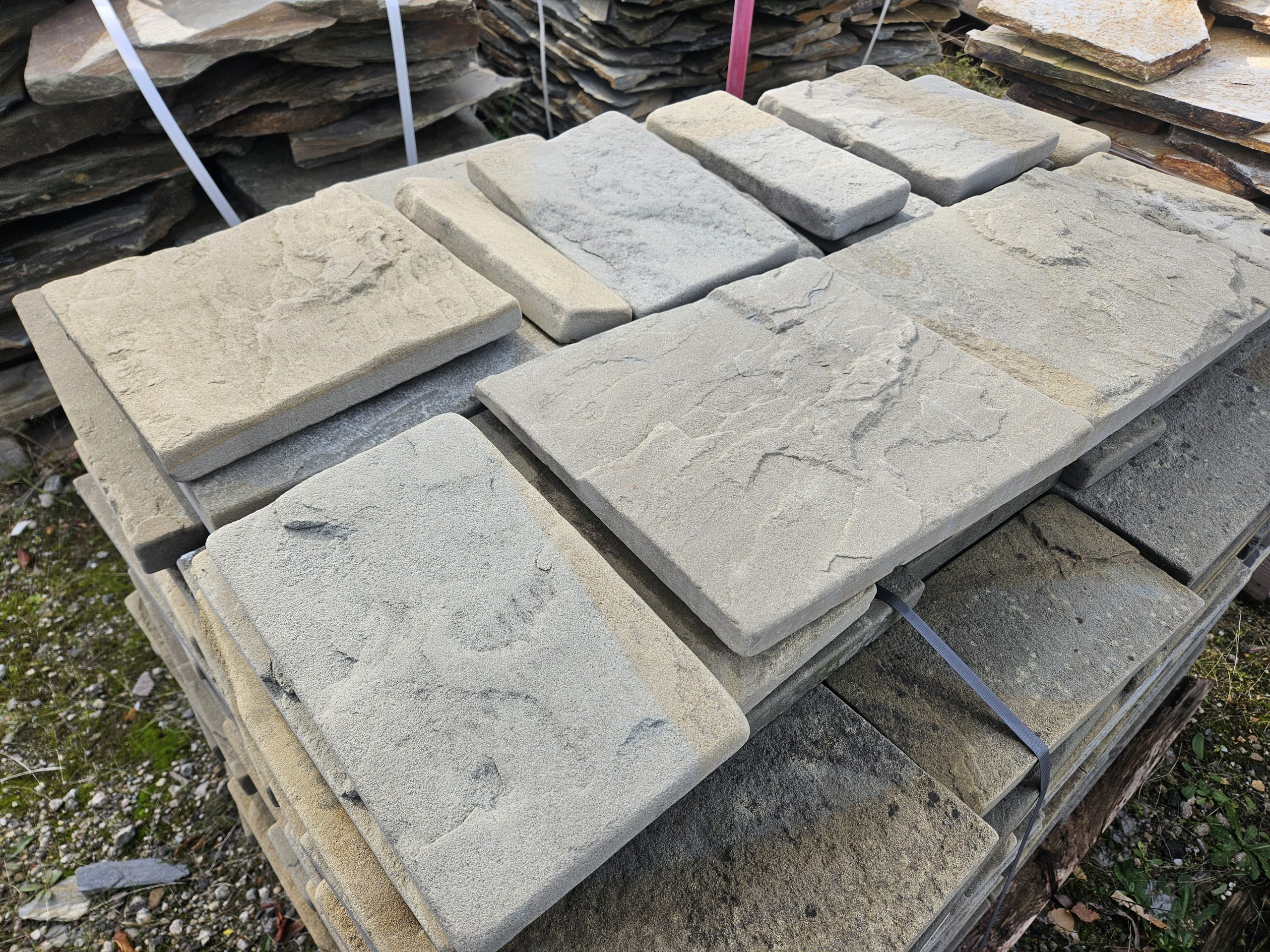 terrassenplatten-gruen-blau-braun Terrassenplatten Sandstein grün blau braun