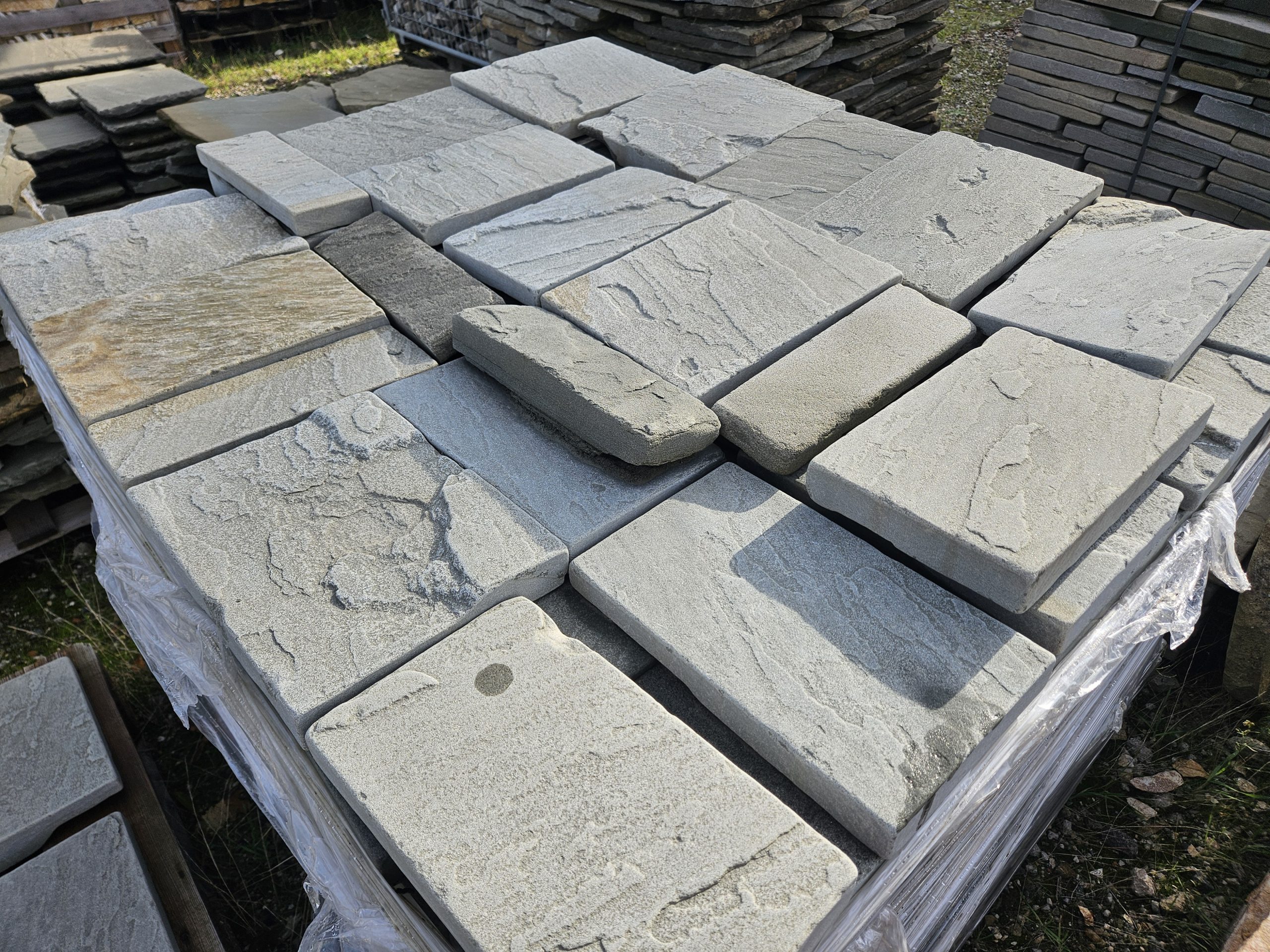 terrassenplatten-sandstein-getrommelt-blau-grau Terrassenplatten Sandstein grün blau braun