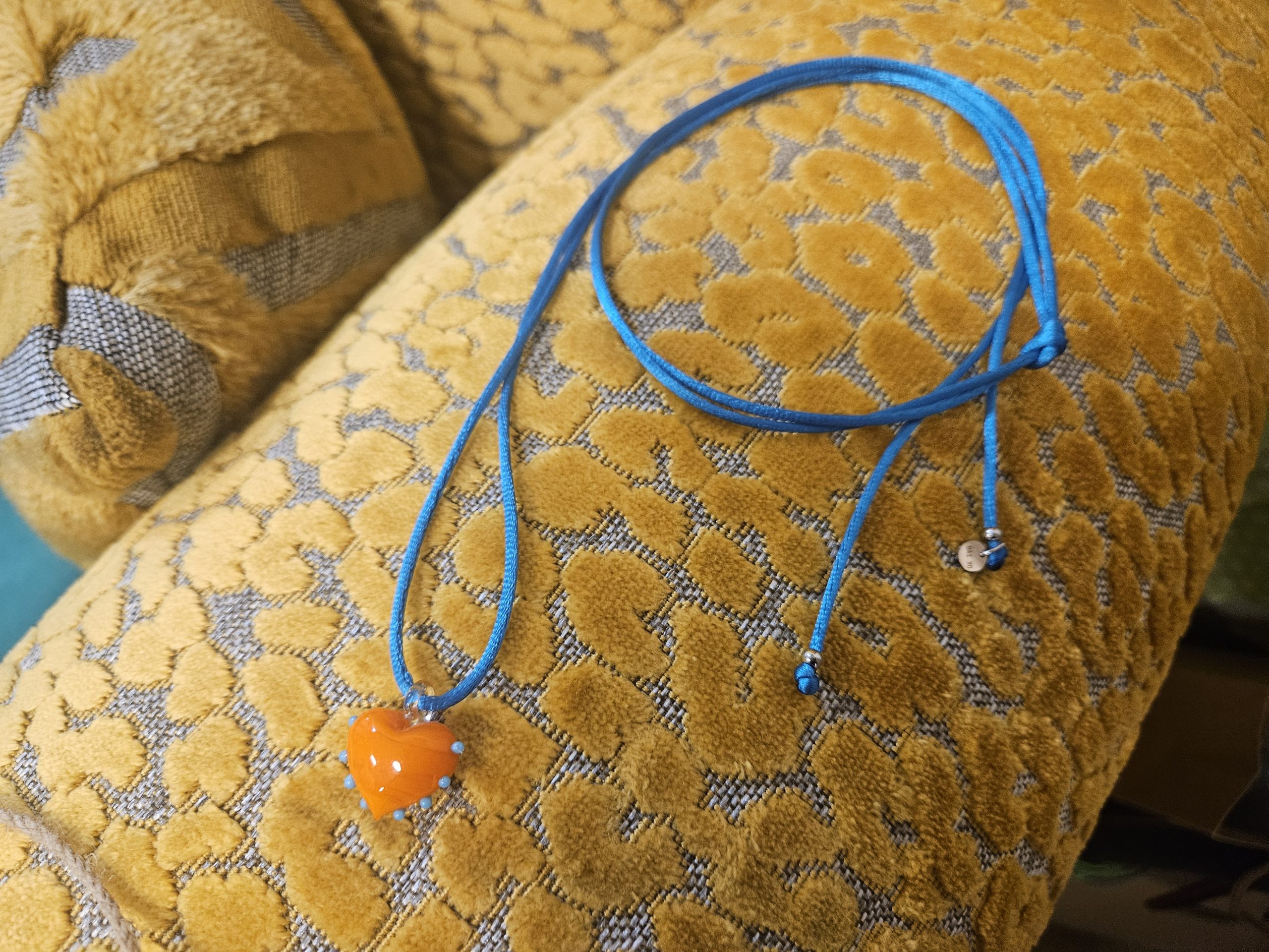 Halskette-blau-orange-herz Blaue Halskette mit orangen Herz