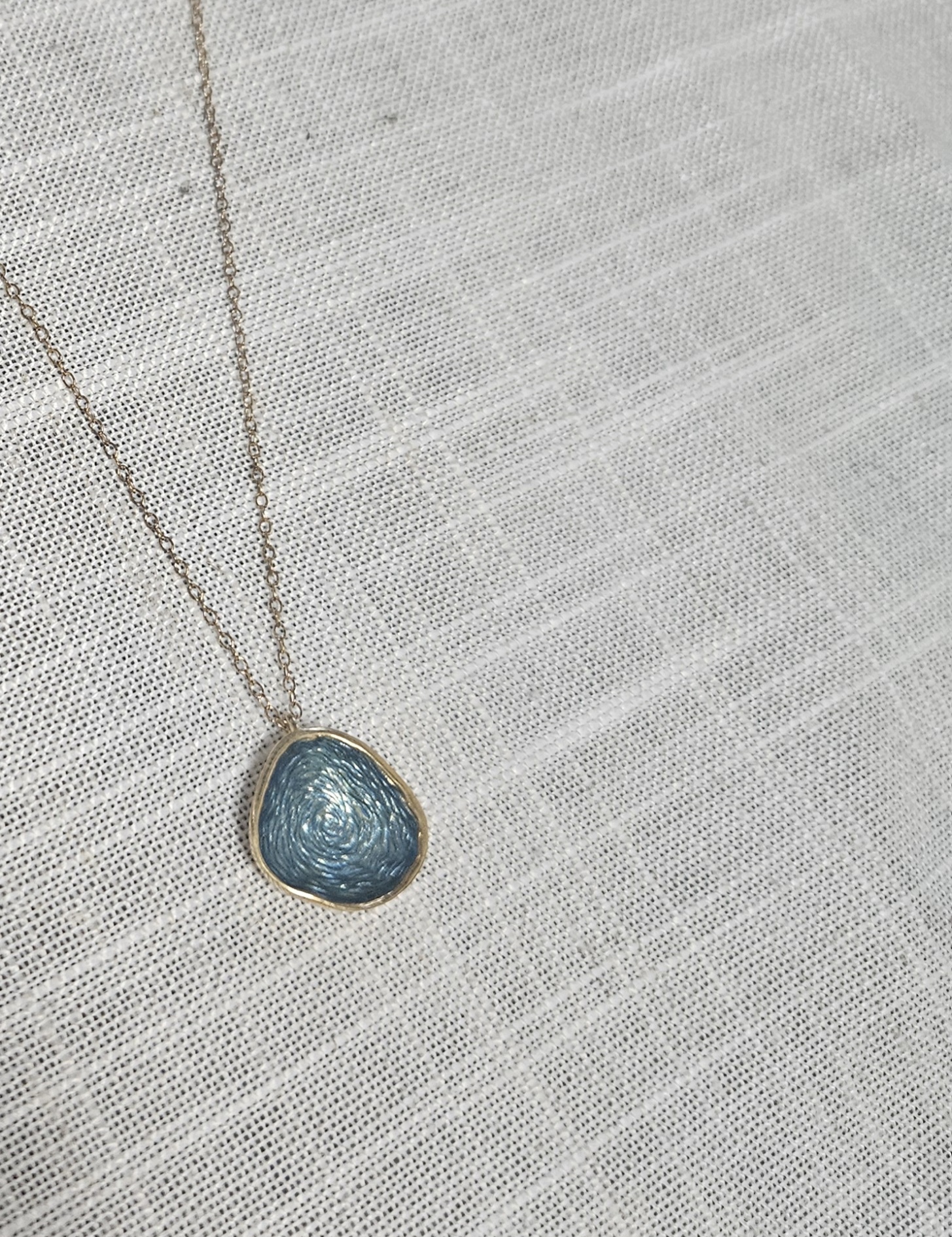 Halskette mit tiefblauem Emaille Anhänger Halskette mit tiefblauer Emaille