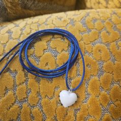 Blaue Halskette mit weißem Herz