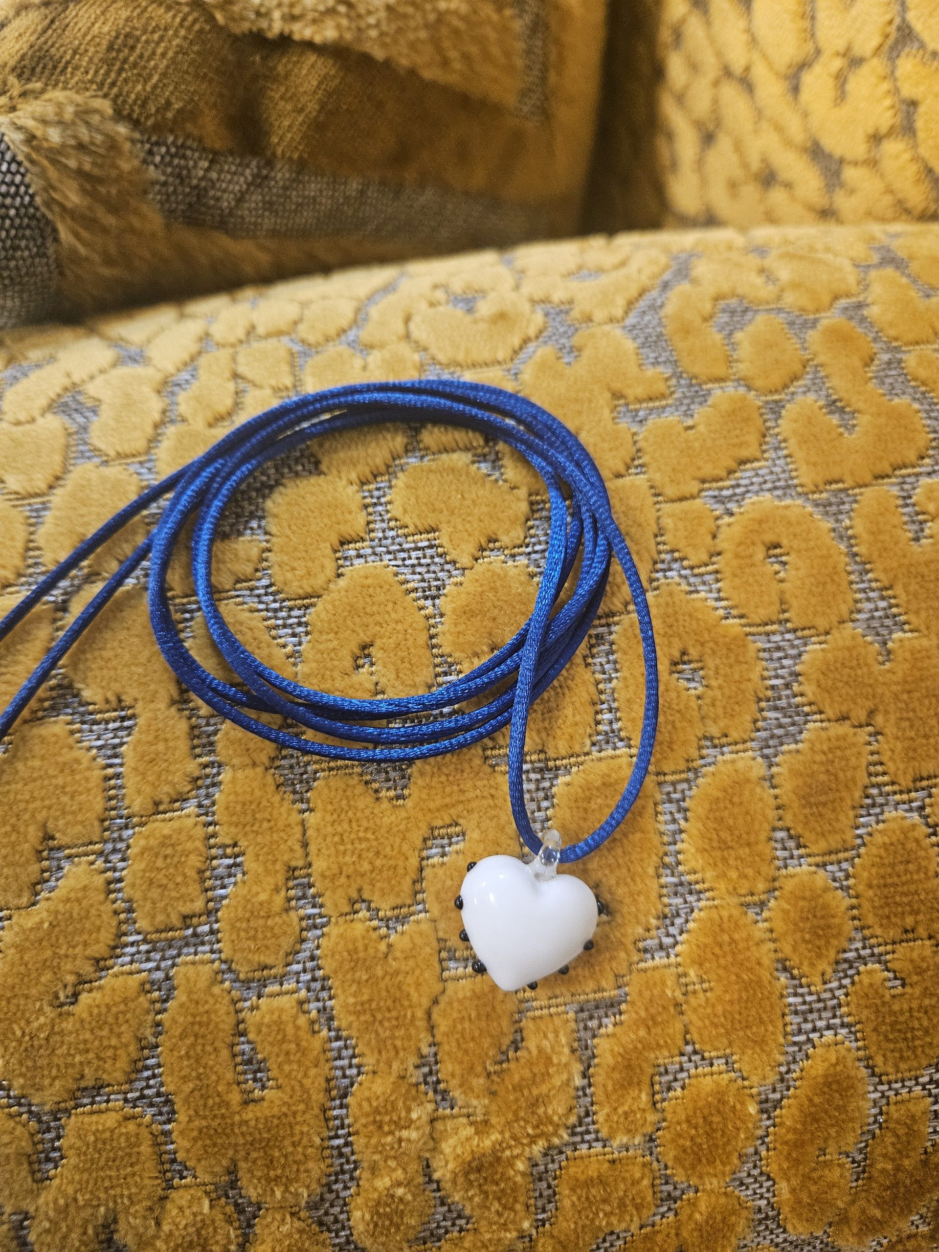 blaue-halskette-weisses-herz Blaue Halskette mit weißem Herz